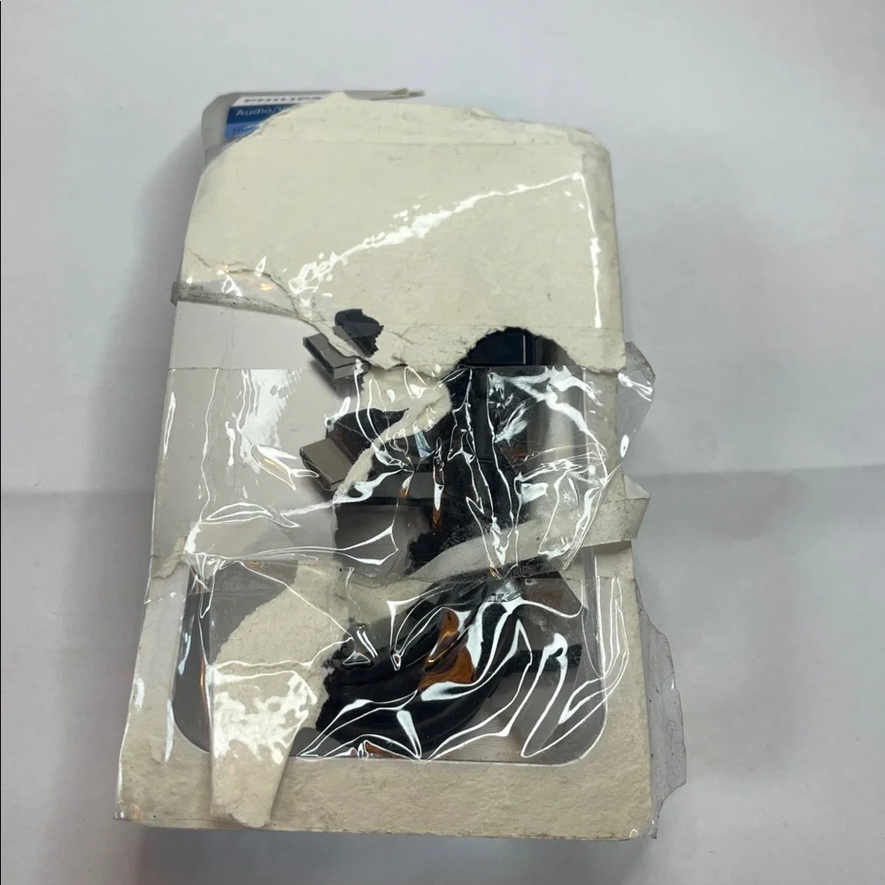 Philips 6ft. (1.8m) DisplayPort to HDMI cable **package damaged**